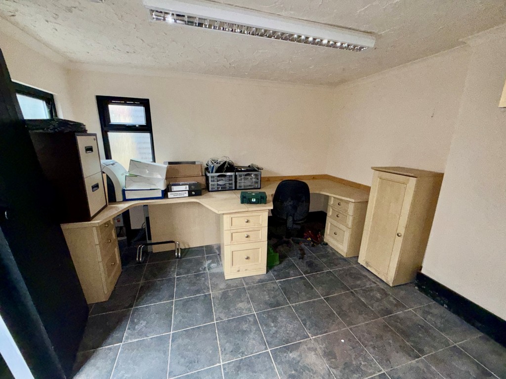 Lot: 48 - MIXED-USE INVESTMENT IN TOWN CENTRE - Office in shed